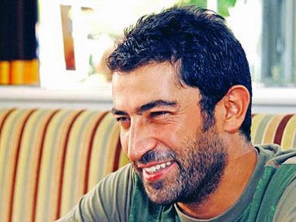 KENAN MRZALIOLU: nl oyuncu bir ieek reklamnda oynad. Reklam kampanyas iin TIR ofr olarak kamera karsna geen mirzalolu?nun, iecek firmasndan 350 bin liraya anlat haberleri gndeme gelmiti.