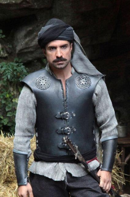 TRT 1'in "Bir Zamanlar Osmanl" dizisinde Serhat karakterine hayat veren nl oyuncu ve arkc zcan Deniz, projeye balamadan Her ey Film'in sahibi yapmc Burhan zkan'dan 13 blm pein para alm ancak dizi bu sezon 7. blmde bitmiti.