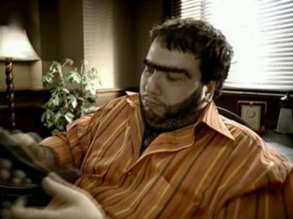 AHAN GKBAKAR: nl oyuncu, uzun sre GSM operatr reklamlarnda oynamt. Gkbakar, bu reklamlardan 2.5 milyon dolar kazanmt.