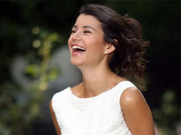 BEREN SAAT: Beren Saat, 'Fatmagl'n Suu Ne?' dizisinin dnda reklam yldz olarak da gndemde kalmt. Bir deodorant markasnn yz olan Saat, ardndan da bir cips firmasyla anlama imzalad. Deodorant reklamndan 500 bin dolar ald renilen Saat'in 'utuu' reklamdan da 600 bin dolar ald konuuluyor. Saat'in, cips firmasnn yeni reklam serisinde de 1 milyon dolar karlnda oynad syleniyor.