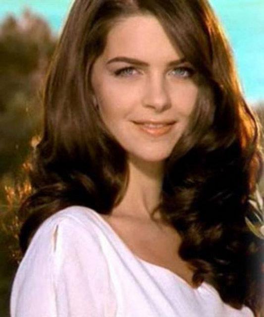 PELN KARAHAN Ajansa bavuran ve tesadf eseri kefedilen Kavak Yelleri'nin gzel oyuncusu Pelin Karahan, reklam filmlerinin aranlan isimlerinden. Gndelik hayatnda ksa sa tercih eden Pelin Karahan'n, salar reklam iin postij yardmyla uzatld. Bir ampuan markasnn tantm iin kamera karsna geen Karahan, 3 dakikalk grnt sonucunda binlerce lira kazand.