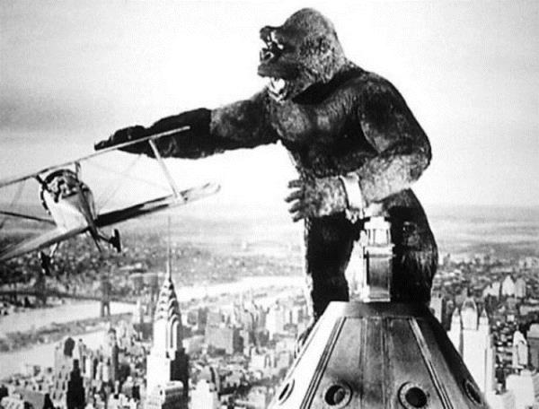 Adadaki sakinlii ehirde devam etmeyen fakat akndan da vazgemeyen King Kong, ehri birbirine katar. Ak ise hibir zaman bitmez.