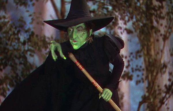 <p><b>4. Elphaba </b></p>  The wonderful wizard of os filminin iki kt cadsndan biri, The wicked witch of the west (Lanetli/Batnn kt cads-Elphaba) bir dier z bycs Dorothy ile girdii mcadelede Dorothy'nin zerine su dkmesiyle eriyerek can vermitir.