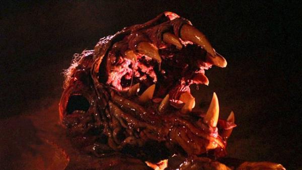 Yaratk Antartika'daki bilimsel aratrma merkezine szp, Norveli ekibin tamamn ldrr. Yaknlardaki Amerikan aratrma grubu ise bu olay aratrrken, srayla yaratn saldrsna urar..