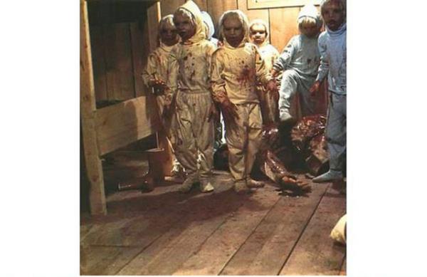 <p><b>11. The Psychomatic Offspring </b></p>  Frank Carveth?in eski ei Nola, srad bir psikoloun zel hastanesinde terapi grmektedir. Bu srad psikolog Dr. Hal Raglan, ?psychoplasmics? adn verdii kendi gelitirdii bir teknikle almaktadr.