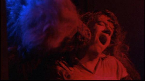 Kasa niversitesi'nin bodrum katndaki sandn kenarna parasn dren Prof. Dexter, sand anca canavarla karlar ve canavar Dexter'a saldrr.