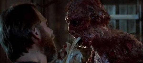 almalar olumlu sonulanan ve nlanmak iin hazr olan bilim adam, makinay altrdnda kapsln iinde bir de sinek olduunun farknda deildir.