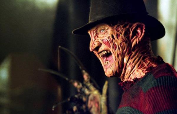 <p><b>17. Freddy Krueger </b></p>  Freddy Krueger, 20 tane ocuu alt fabrikada ldryor. Bunun zerine mahalleliler toplanarak, Krueger'i yakarak ldryor.