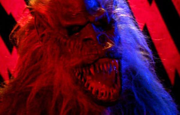 <p><b>14. The Thing in the Crate </b></p>  Creepshpw filmi, alacakaranlk kua tadnda be hikayeden oluuyor. Stephen King tarafndan yazlan, George a Romero tarafndan ynetilen filmin yarat...