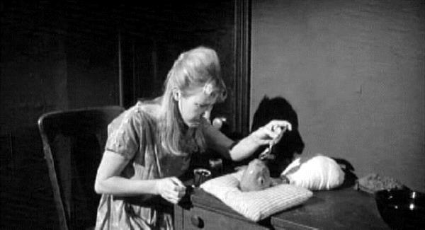 Kaotik, karanlk ve srreal bir ortamda kurban olarak sunulan Henry'nin yaadklarn izlemek gerekten yaratk bebek kadar etkileyici.