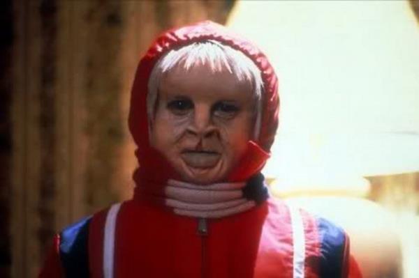 Ksa bir sre sonra Nola?nn annesi, kimlii belirsiz vahi kk bir ocuk tarafndan hunharca ldrlr. Filmin yaratklar da mutant giyimli birka ocuktur, olduka vahi, kanl cinayetler ilemektedirler.