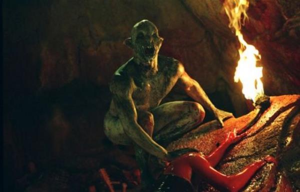 Trke evirisi Cehenneme bir adm olan filmin, Crawler ismiyle anlan insans yaratklar olduka korkun ve itahl grnyor. Bu film ve yaratklar, klostrofobiyi tam anlamyla kullanm bir Neil Marshall filmini biraz daha ekici klyor.