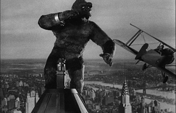 <p><b>16. King Kong </b></p>  King Kong filmine ismini veren bu yaratk, ssz bir adaya gelen Carl Denham ynetimindeki film ekibi yerlilerce dzenlenen garip bir kurban trenine ahit olur ve engellemek iin mcadele eder.