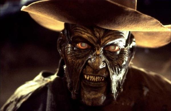 ki karde kilisenin kenarndaki borunun nereye indiini merak etmitir, erkek olan ieriye girince ok edici bir manzarayla karlar. Creeper ise 2 karde de dahil, evredeki herkesi vahice katletmektedir.