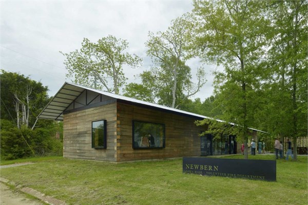 <p><b>En iyi kamu binas</b></p>  Alabama, ABD'de yer alan bir sivil toplum kuruluu binas Newbern Town Hall en iyi kamu binas olarak gsterildi.