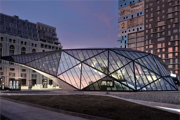 <p><b>En iyi ticari bina</b></p>  Grcistan Batum'da yer alan bu benzin istasyonu ve McDonald's'n yer ald yap en iyi ticari bina olarak gsterildi.