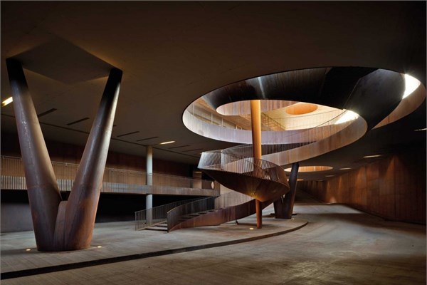 <p><b>En iyi sanayi binas</b></p>  talya'nn Floransa kentinde yer alan arap retim merkezi Antinori araplk en iyi sanayi binas olarak gsterildi.