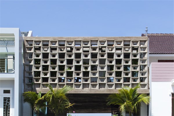 <p><b>En iyi ev</b></p>  Vietnam'da iki ailenin sahibi olduu Binh Thanh Binas en iyi ev tasarm olarak seildi.