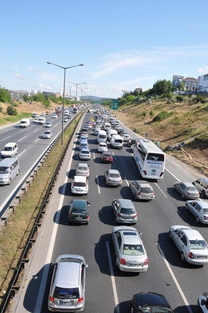TEM akmak Kprs - Ataehir ve mraniye ynnde ve genellikle akmak Kprs altnda ok sayda hasarl kaza meydana geliyor.