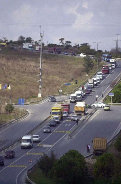 <p><b>ALTINEHR:</b></p>   TEM Altnehir - Mahmutbey ve Ispartakule ynlerinde zellikle sabah ve akam saatlerindeki trafik younluunda hasarl kazalar meydana geliyor.