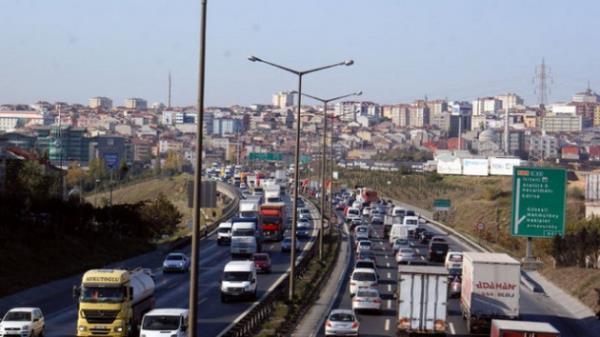 <p><b>MAHMUTBEY GELER: </b></p>  TEM Mahmutbey Gieler - sto ve Altnehir ynlerinde TIR saysnn fazla olmasyla birlikte TIR ile kk aracn kart kaza says ok yksek.