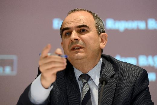 Fakat gerek siyaset dnyasndan gerekse i dnyasndan gelen bu eletiriler Erdem Ba'nn 'Yln Brokrat' seilmesine engel olmad. Ekonomist'in 23 yldr dzenli olarak tekrarlad Yln  nsanlar anketinde 'Yln Brokrat' kategorisinde Merkez Bankas Bakan Erdem Ba, st ste ikinci kez seildi.  dnyasndaki ynetim kurulu bakan, CEO, genel mdr, ynetim kurulu yesi, hissedar, st dzey ynetici pozisyonu tayan 2 bin 200 kiiden oluan listeye, 18 Aralk tarihinden itibaren gnderim yapld.