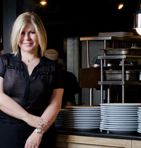 <p><b>YILIN KADIN GRMCS GAMZE CZREL</b></p>    Yln  nsanlar Yarmas'nda ikinci kez yln Kadn Giriimcisi dlne layk grlen Gamze Cizreli, Big Chef's ile restoran alannn en gzde zincir iletmelerinden birini yaratt. Bugn restoranlarn toplam says 20?ye ulam durumda. 65 milyon TL ciro elde eden Big Chef's'in salad istihdam ise bini geti. Ylda 4 milyonun zerinde ziyareti arlayan restoranlar, 2011 ylndan bu yana yzde 350 byme gerekletirdi.