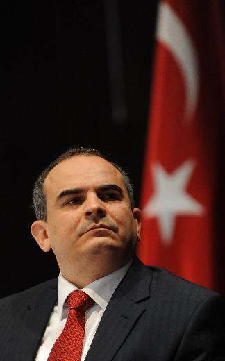 Ankete katlanlarn yzde 28'i, tercihini Erdem Ba'dan yana kulland. Aslnda Erdem Ba, Ankara'da siyasiler tarafndan en ok eletirilen brokratlarn banda geliyor. Bunun en byk nedeni de faizlerin seviyesi, dviz kurlarnn ykselmesiydi. Bu eletiriler, ksmen stanbul arlkl i dnyasnda da yaylyor.