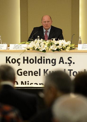 <p><b>YILIN  NSANI</b></p>    Ko Holding Ynetim Kurulu Bakanl koltuunda 10'uncu yln tamamlayan Mustafa Ko, 2005'in ardndan bu yl da Yln  nsan seildi. Seimde Ko Holding'in gsterdii performans kadar Ko'un son derece hareketli geen 2013'te sosyal gndeme ilikin verdii saduyu mesajlar da nemli etken oldu.