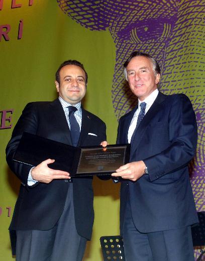 Bor yk nedeniyle sata karlan Deniz Palas binasn satn alarak vakfa balayan Blent Eczacba, aileye yakan yapt ve KSV iin bu bala babas Nejat Eczacba'nn att temele de sahip km oldu.    <p>Eczacba Holding iin bunun bir kurum kltr haline gelmesine aile byklerinden Nejat Eczacba vesile olmutu.</p>