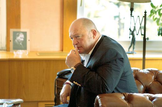 Bunun yannda Ko Grubu stratejik grmedii ilerden ise ayrld. Migros, zocam, Demirdkm, Ramstore, Ko Alianz, Yap Kredi Sigorta gibi irketleri elinden kard.