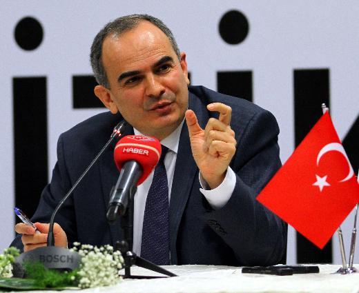 <p><b>YILIN BROKRATI ERDEM BAI</b></p>    Merkez Bankas Bakan Erdem Ba, Yln  nsanlar Yarmas'nda st ste ikinci kez Yln Brokrat seildi. Mali piyasalarda son gnlerde yangna dnen gelimeler nedeniyle Ba'ya eletiriler yayor ama bu Yln Brokrat seilmesini engellemedi. Erdem Ba, geen yl birinci seildiinde enflasyon yzde 5'e inmedii iin dl almam ve bu gerekleinceye kadar bize emanet etmiti. Galiba bu yl da ayns olacak.