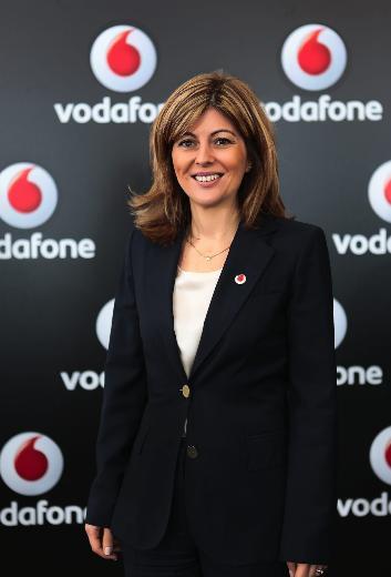 <p><b>YILIN PROFESYONEL SERPL TMURAY</b></p>    <p>Bu ylla birlikte nc kez Yln Profesyoneli seilen Serpil Timuray, yzde 14,3 oy oran ile Temel Kotil ve Adnan Bali'yi geride brakt.</p>    Timuray, bu yl profesyonel kariyerini global platforma tayarak Vodafone Grubu cra Kurulu yesi ve Afrika, Ortadou ve Asya Pasifik Blge Bakan olarak atand. Yazd 'Trk reetesi' Vodafone tarafndan rnek proje olarak gsterildi.