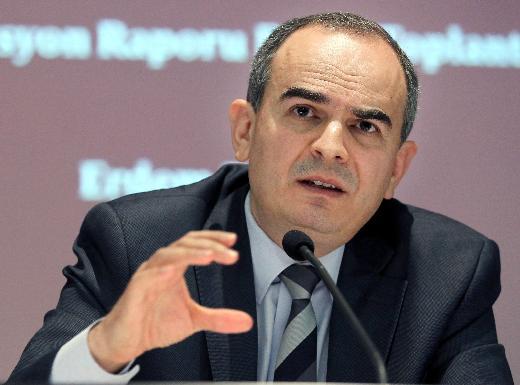 Mali piyasalar, geen mays ayndan bu yana scakln koruyor. Bu da Merkez Bankas'na eletiri yamasna neden oluyor. zellikle de 17 Aralk'taki rvet ve yolsuzluk operasyonu sonrasnda dviz kurlarndaki hzl ykselie karlk faiz silahn kullanma konusunda ekingen davranmas, Merkez Bankas Bakan Erdem Ba'ya kar eletirileri artrd.