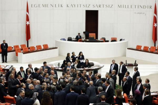 25 Haziran 1970'te "hakaret ettii ve kavga kard" gerekesiyle 3 birleim,