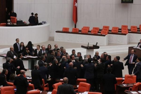 24 Haziran 1975'te de "bakanla hakaret ettii" gerekesiyle 3 birleim Meclis'ten geici olarak karld.