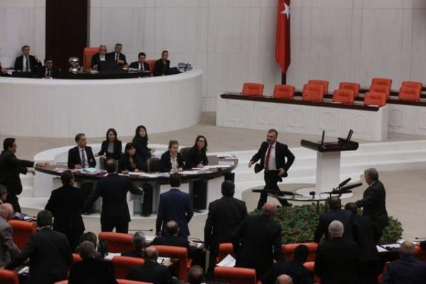 Meclis'ten geici karma ve disiplin cezalar arasnda; muhalefet milletvekili Hasan Erdoan'n, 18 Nisan 1960 tarihinde "milletvekiline anta att" gerekesiyle 6 birleim karma cezas almas,