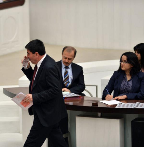 BDP Diyarbakr Milletvekili Altan Tan'a da 29 ubat 2012'de "ahsiyatle urat" gerekesiyle uyarma cezas verildi.