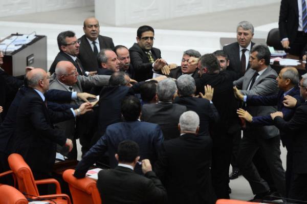 SHP Milletvekili Ylmaz Demir'in de 1 Mays 1986'ta "milletvekiline anta att" gerekesiyle knama cezas almas dikkat ekti