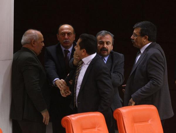 BDP Van Milletvekili zdal er'e, 16 Aralk 2013'te "kaba ve yaralayc szler sarf ettii" gerekesiyle knama,