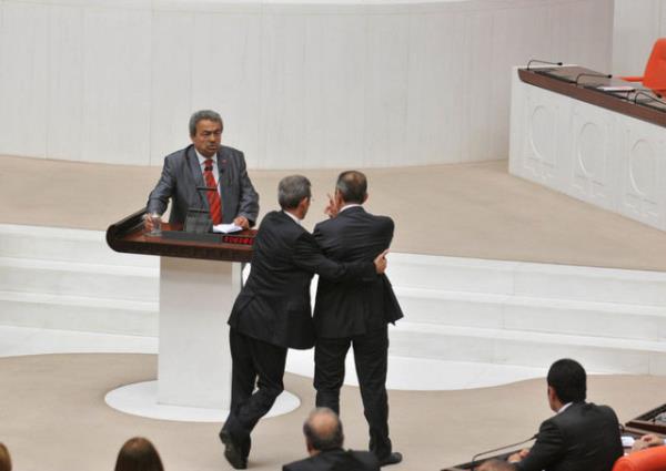 Gen, uzun milletvekillii gemiinde 1990 ylndan bugne kadar 9 kez disiplin cezas ald.