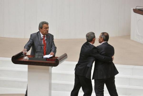 Gen, "hakaret, krsy igal, alma dzenini bozduu, hakaret ettii, skuneti bozduu, kaba ve yaralayc szler sarfettii ve Cumhurbakanna hakaret ettii" gerekeleriyle, "3 birleim geici karma, konumaktan men, knama ve uyarma" cezalar ald