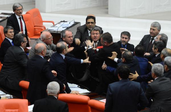 Milletvekili Onursal eref Bozkurt 28 Mays 1985'te 3 birleim, 14 Haziran 1985'te de 3 birleim Meclis'ten karma cezas ald.