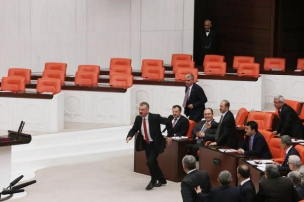 Gen, 4 Nisan 1990'da "hakaret ettii ve krsy igal ettii", 4 Temmuz 2013'te de "Cumhurbakanna hakaret ettii" gerekesiyle 3'er birleim Meclis'ten geici karma cezas ald