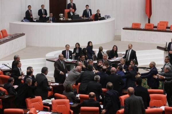 Meclis'in 27 Nisan 1960 tarihli birleimi, tek seferde en ok Meclis'ten karma cezas verilen birleim oldu.