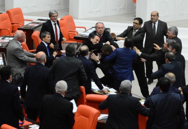 CHP Milletvekili Turhan Feyziolu, "Meclis Bakanlna hakaret ettii" gerekesiyle, 13 Mays 1959'da 5 birleim Meclis'ten geici karma cezas ald.