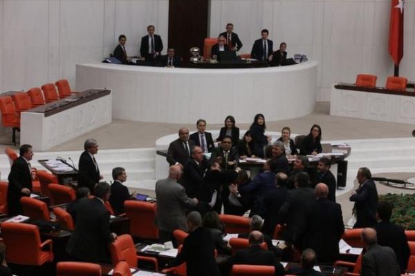 Eski Cumhurbakanlarndan, CHP Milletvekili smet nn'nn de aralarnda bulunduu 13 milletvekili, Meclis almalarn engelledii gerekesiyle Meclis'ten geici karma cezas ald.