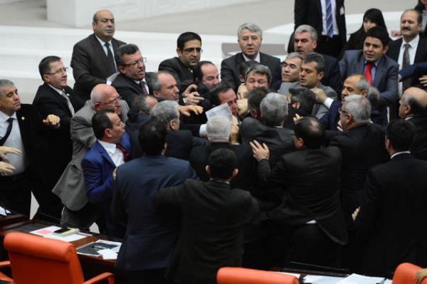 Milletvekili Arslan Bora 29 Nisan 1960'taki birleimde iki kez ceza ald.