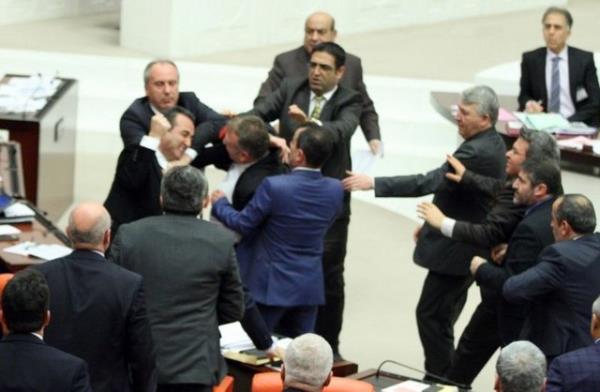 <p><b>Meclis'ten geici karma cezas</b></p>   Meclis'ten ilk geici karma cezas alan milletvekili Salih Efendi oldu. Salih Efendi, 4 Haziran 1922'de "Meclis'in alma dzenini bozduu" gerekesiyle, 15 gn Meclis'ten uzaklatrld.