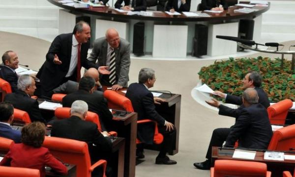 Grltye sebebiyet verdii gerekesiyle 3 birleim, knama cezasn gerektiren hareketlerde srar ettii gerekesiyle de ayrca 3 birleim daha Meclis'ten karld.